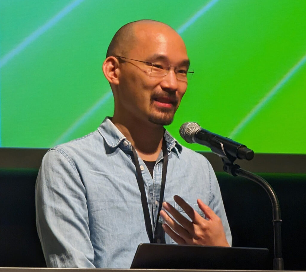 輝達空間運算與XR副總裁David Chu認為，頭戴裝置與眼鏡不再只是消費端的顯示終端，而是Physical AI取得空間感知、企業知識與訓練資料的介面